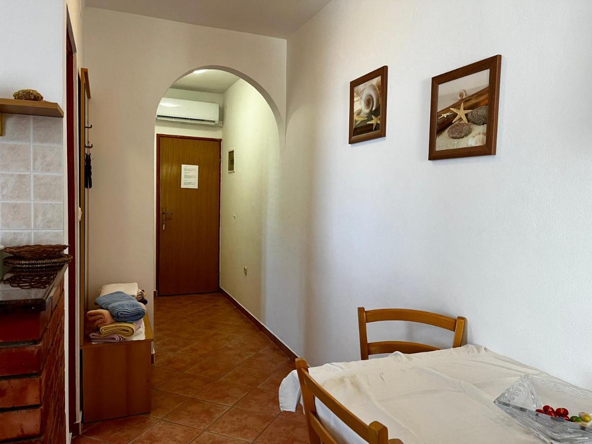 Apartments Maricic Banjol Exterior photo